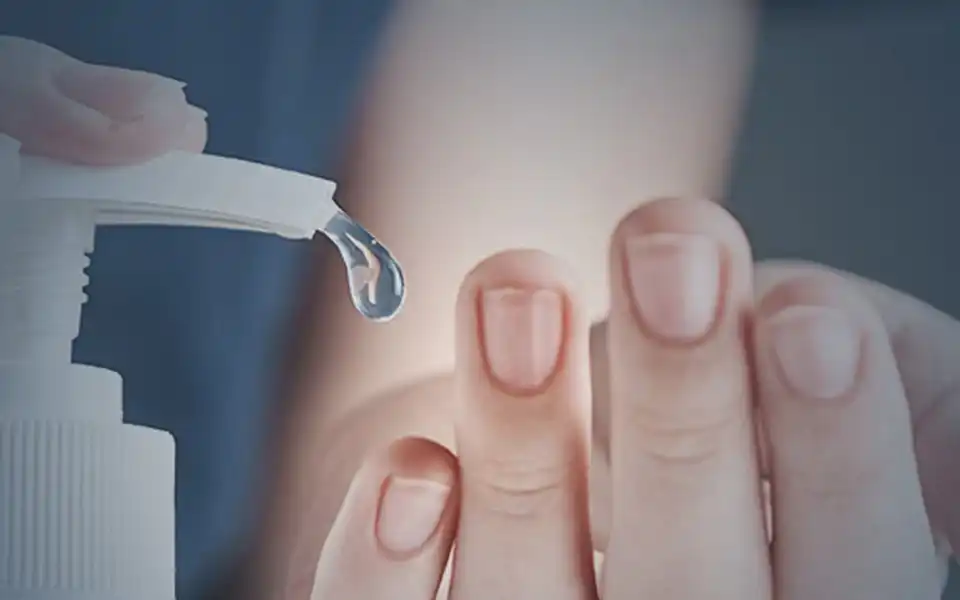 Frau benutzt zu Hause einen Seifenspender und zeigt ergonomisches PET-Flaschendesign für den Haushalt